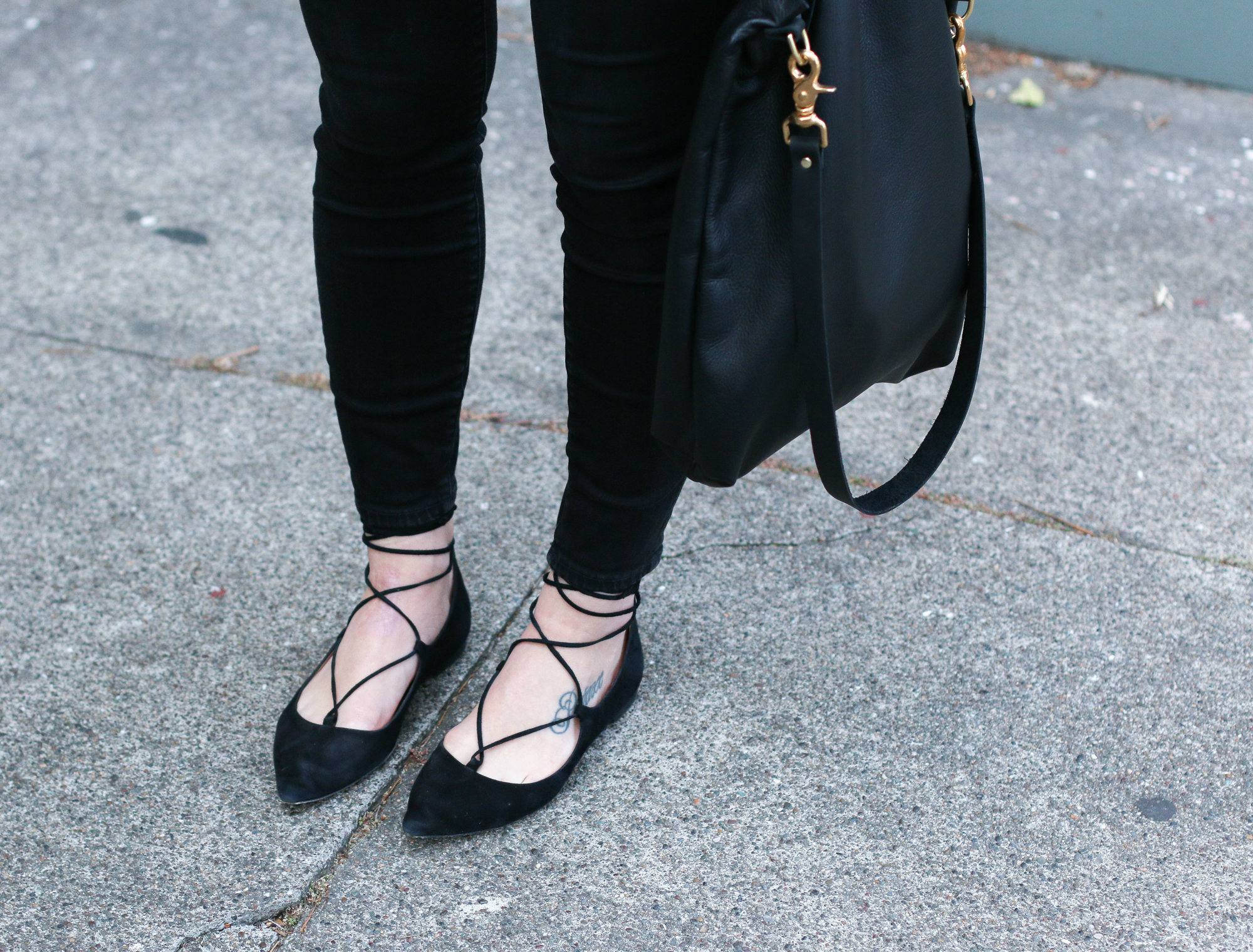 Black & White Tee with Skinny Jeans & Lace Up Flats.