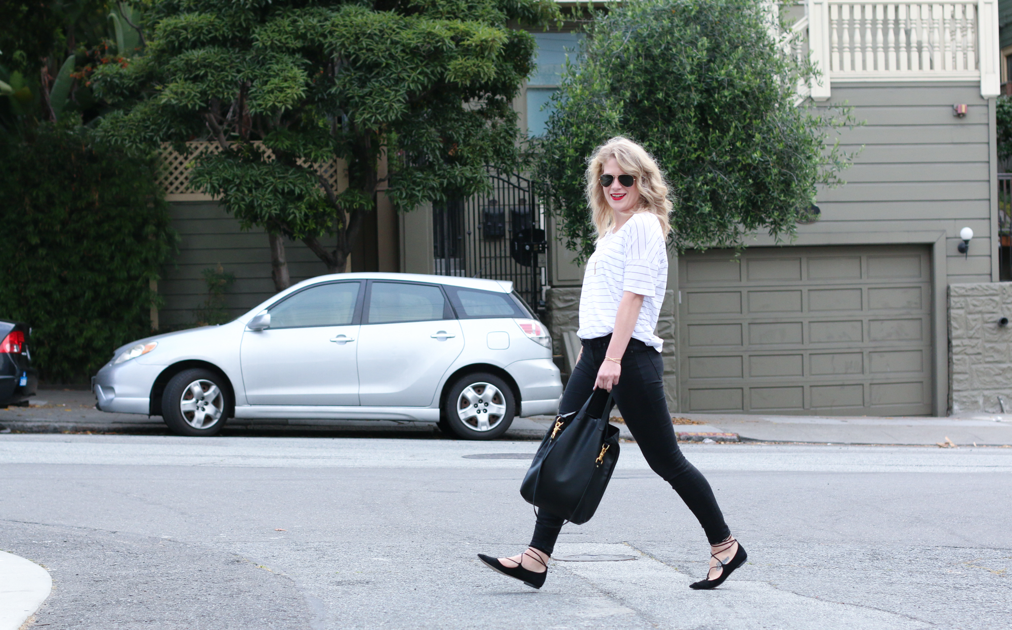 Black & White Tee with Skinny Jeans & Lace Up Flats.